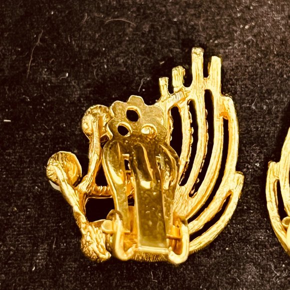 Vintage Gold Tone And Faux Pearl Clip On Earrings & Brooch Set (3816) - Picture 6 of 11